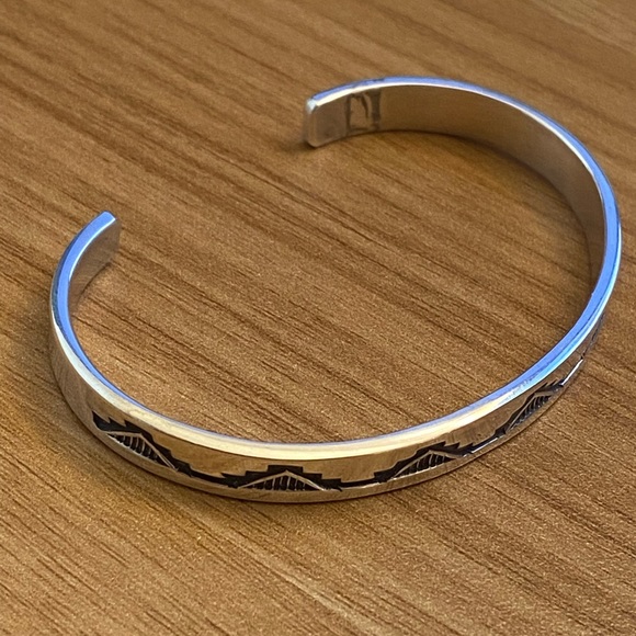 Navajo Troy Laner sterling silver cuff bracelet with mountains motif - Picture 5 of 7